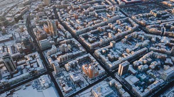 Panorama-Luftaufnahme der Winterstadt Kiew, die mit Schnee bedeckt ist Stockbild