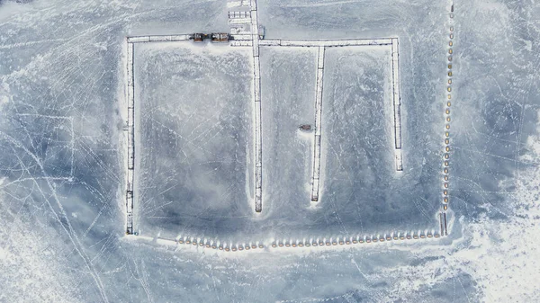 Gefroren im winterlichen Eissee, Anlegestelle, Luftaufnahme von oben nach unten Stockbild