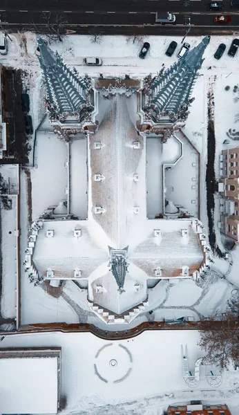 Vue aérienne de l'église gothique catholique avec des tours sous la neige — Photo