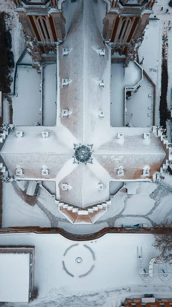 Vue aérienne de l'église gothique catholique avec des tours sous la neige — Photo