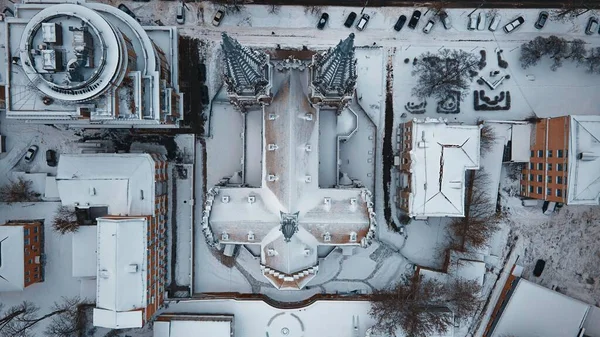 Vue aérienne de l'église gothique catholique avec des tours sous la neige — Photo