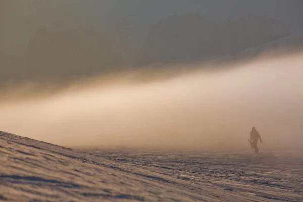 Snowboarder en haute montagne — Photo