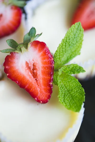 Strawberry cheesecake en verse bessen — Stockfoto