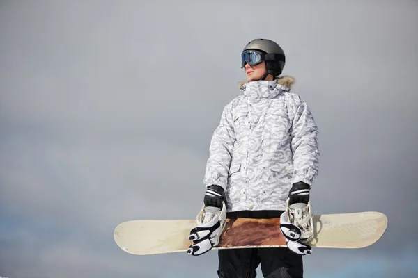 Snowboarder contra sol e céu — Fotografia de Stock