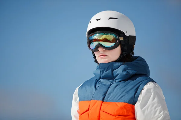 Snowboarder femenino contra el sol y el cielo —  Fotos de Stock