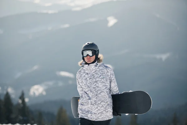 Snowboardåkare mot solen och himlen — Stockfoto