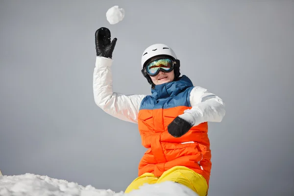 Jovem mulher brincando com neve — Fotografia de Stock