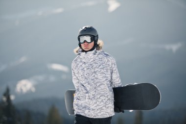 Güneş ve gökyüzü karşı Snowboarder