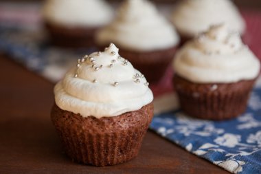 krem peynir frosting ile çikolatalı kek