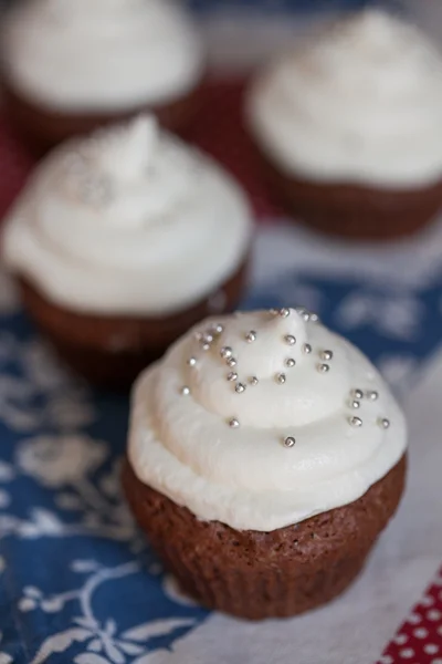 Cupcakes de chocolate com cobertura de queijo creme — Fotografia de Stock