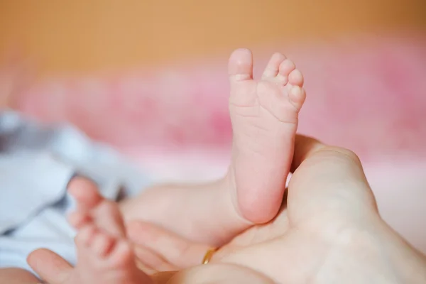 Adorável recém-nascido bebê pés — Fotografia de Stock