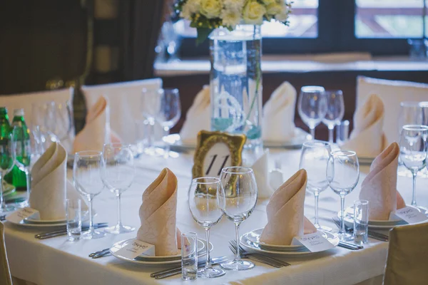 Tisch für die Hochzeit gedeckt — Stockfoto