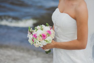 Düğün buketi gelin elinde