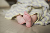 rozkošný novorozeně nohy
