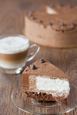 Çift çikolatalı kek parçası