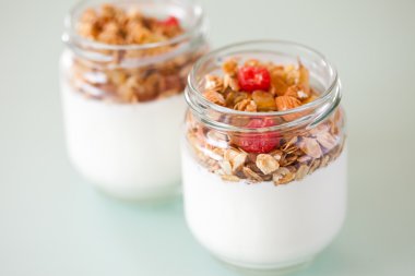 granola ile sağlıklı ve lezzetli yoğurt