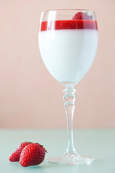 Panna cotta sobremesa com sirup de morango — Fotografia de Stock