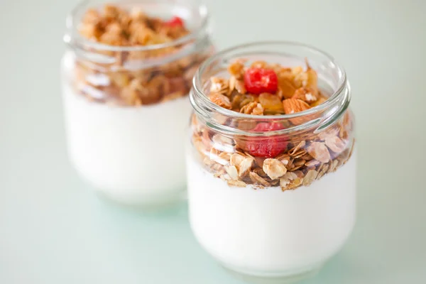 Yogurt delizioso e sano con muesli — Foto Stock