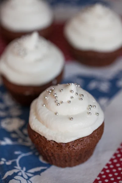 Chocolate cupcakes with cream cheese frosting — Stock Photo, Image