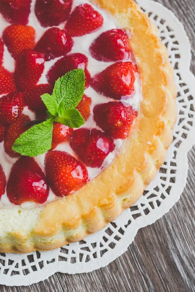 Tarta de queso fresa y bayas frescas — Foto de Stock