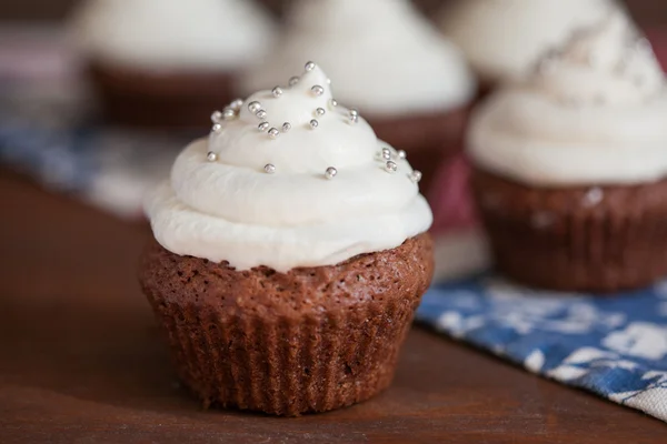 Cupcakes de chocolate con glaseado de queso crema — Foto de Stock