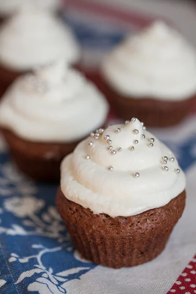 Chocolate cupcakes with cream cheese frosting — Stock Photo, Image