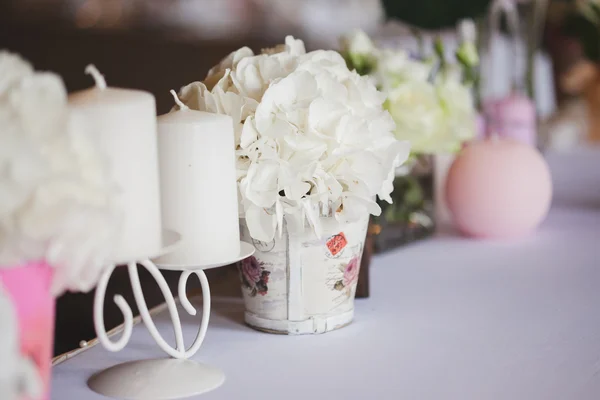 Tisch für die Hochzeit gedeckt — Stockfoto