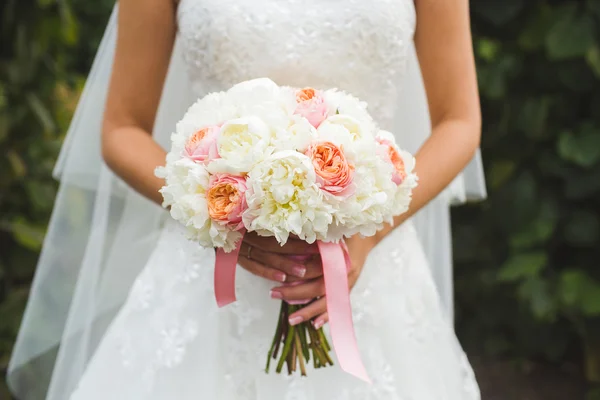 Bouquet da sposa nelle mani delle spose — Foto Stock