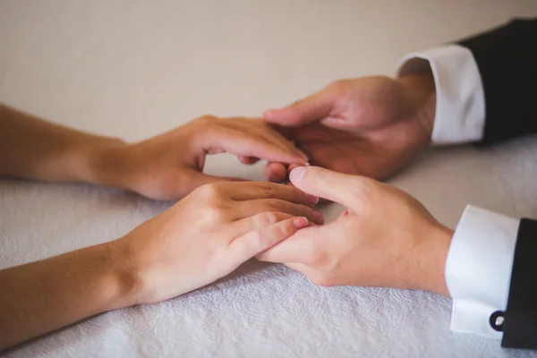 Pareja cogida de la mano — Foto de Stock