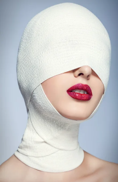 Bella donna dopo un intervento di chirurgia plastica con il viso fasciato — Foto Stock