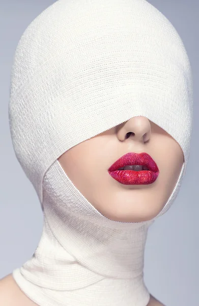 Piękna kobieta po chirurgii plastycznej twarzy bandażowane w sposób Obrazek Stockowy