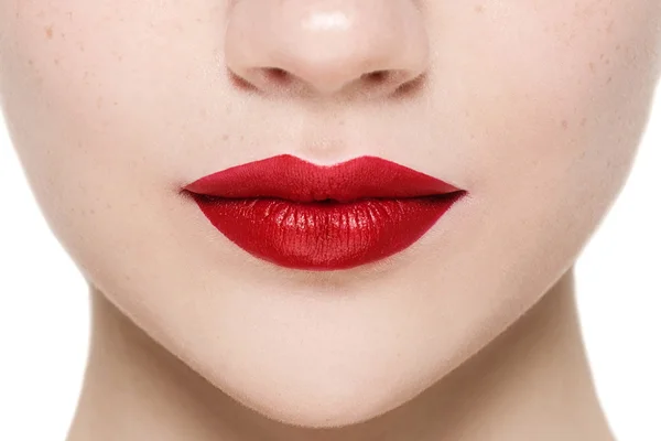 Parte de atractiva cara de mujer con maquillaje de labios rojos de moda . — Foto de Stock