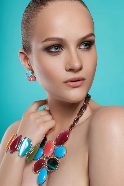 Beautiful woman with evening make-up. Jewelry and Beauty. Fashion photo — Stock Photo, Image
