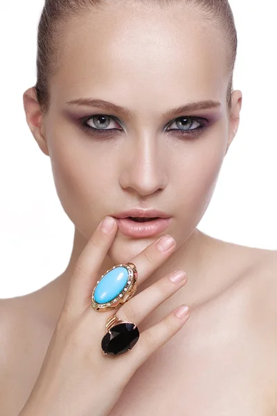 Beautiful woman with evening make-up. Jewelry and Beauty. Fashion photo — Stock Photo, Image