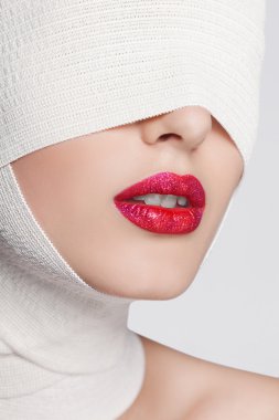 Güzel kadının peşinden bandajlı yüz plastik cerrahi