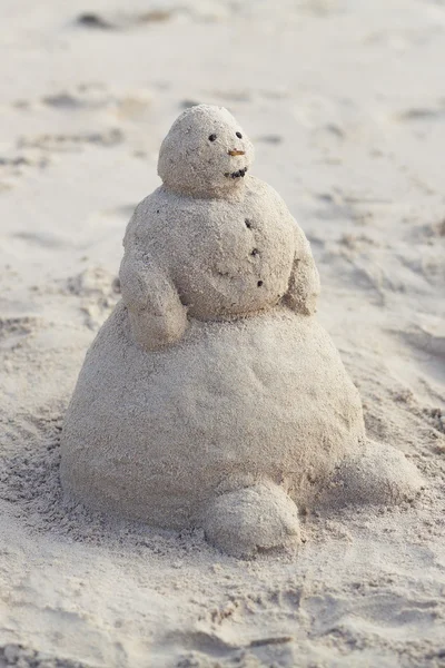 Snögubbe ut sand — Stockfoto