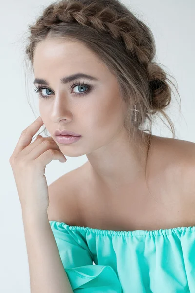 Retrato de mulher bonita com maquiagem e penteado em um vestido turquesa — Fotografia de Stock