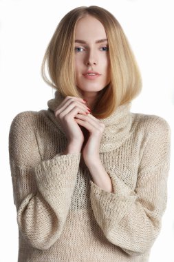 Güzel bir genç kadının portresi.