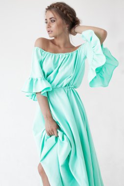 Makyaj ve saç turkuaz elbiseli güzel kadınla