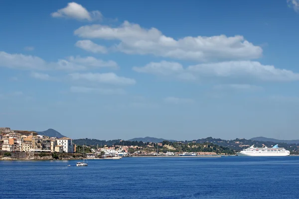 Přístav města Korfu s křižník loď — Stock fotografie