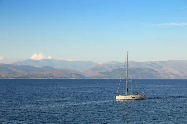 Sailboat sailing near the Corfu island — Stock Photo, Image