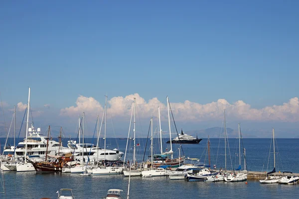 Iates e barcos Mar Jónico Ilha de Corfu Grécia — Fotografia de Stock