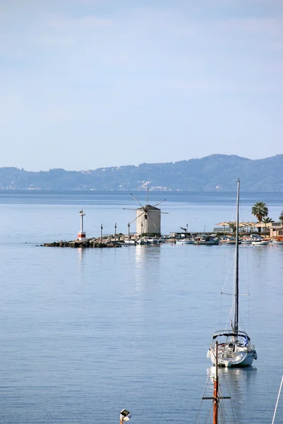 Gammal väderkvarn Corfu town Grekland — Stockfoto