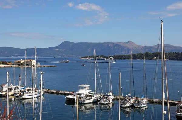 Seilbåter og fergebåter Korfu-øya Hellas – stockfoto