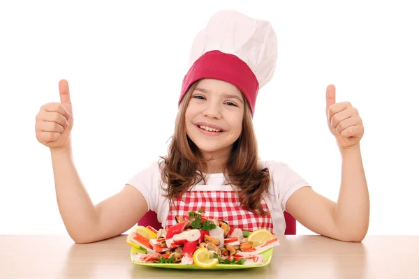 Menina feliz cozinhar com frutos do mar e polegares para cima — Fotografia de Stock