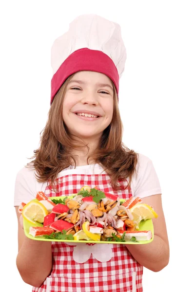 Feliz niña cocinero con mariscos — Foto de Stock