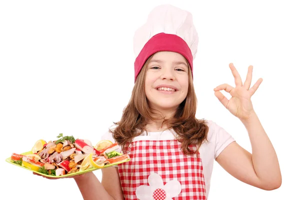 Menina feliz cozinhar com frutos do mar e ok sinal de mão — Fotografia de Stock