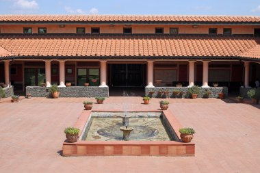 Çeşme ve Roma tarzı evi