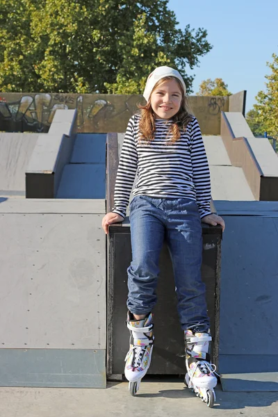 Schönes kleines Mädchen auf dem Spielplatz — Stockfoto