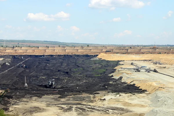 Карьер угольной шахты с экскаваторами и техники горнодобывающей industr — стоковое фото